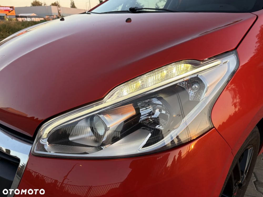 Peugeot 208 - 8