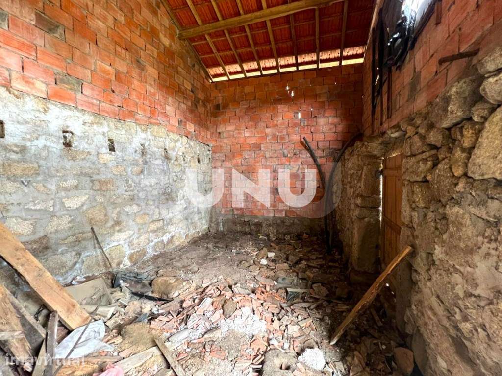Moradia em Banda T1 - Para Reconstrução Total - Grande imagem: 3/10