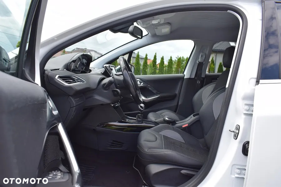Peugeot 2008 1.2 Pure Tech Allure S&S - 6