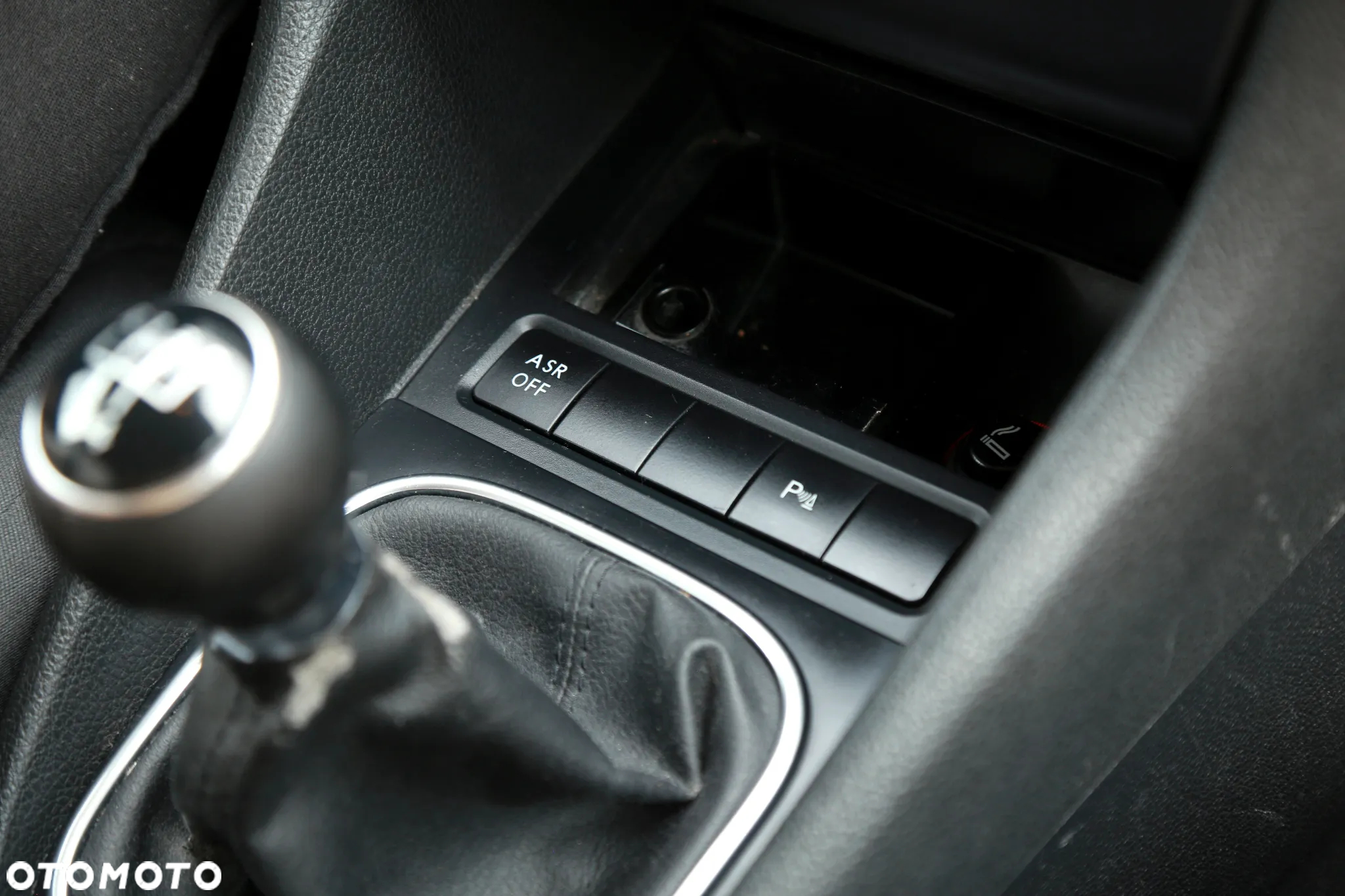 Volkswagen Golf 1.6 TDI DPF Comfortline - 29