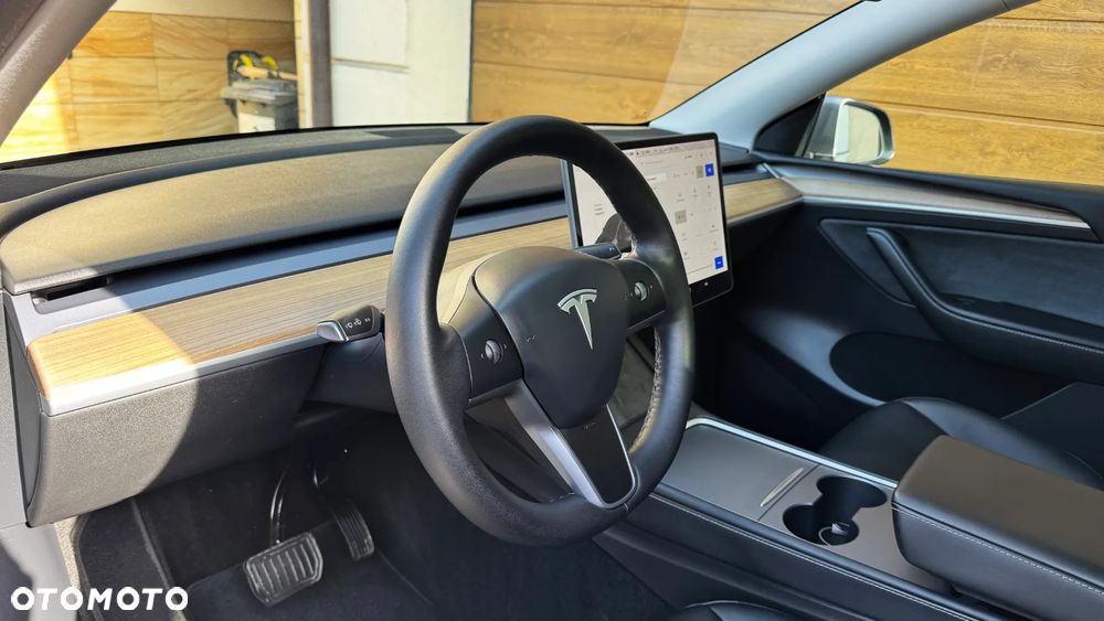 Tesla Y Long Range AWD - 25