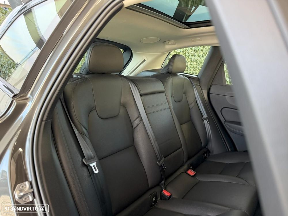 Volvo XC 60 2.0 T6 PHEV R-Design AWD - 15