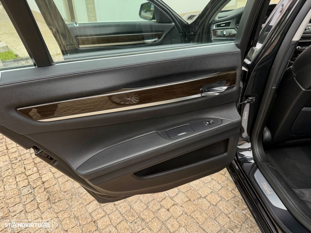 BMW 740 d Pack M - 23