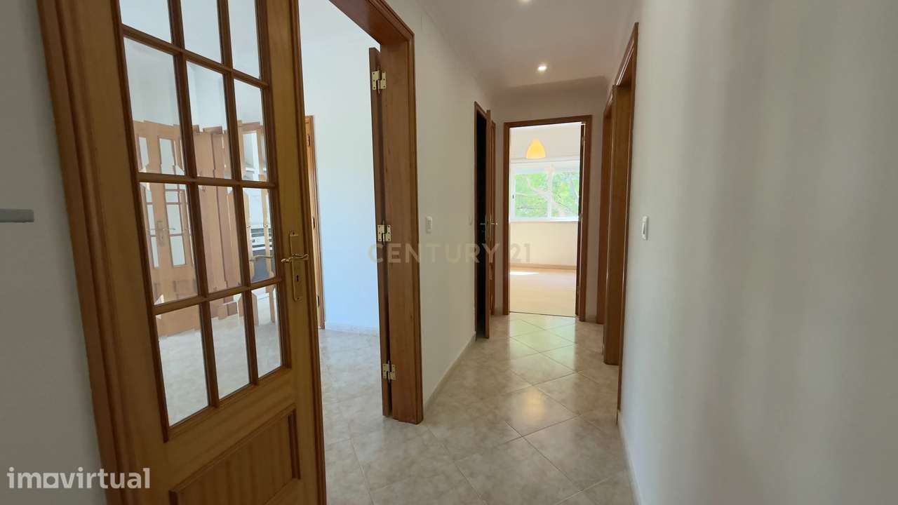 Apartamento T2 com bastante Luz Natural, na Torre da Marinha - Seixal - Grande imagem: 2/16