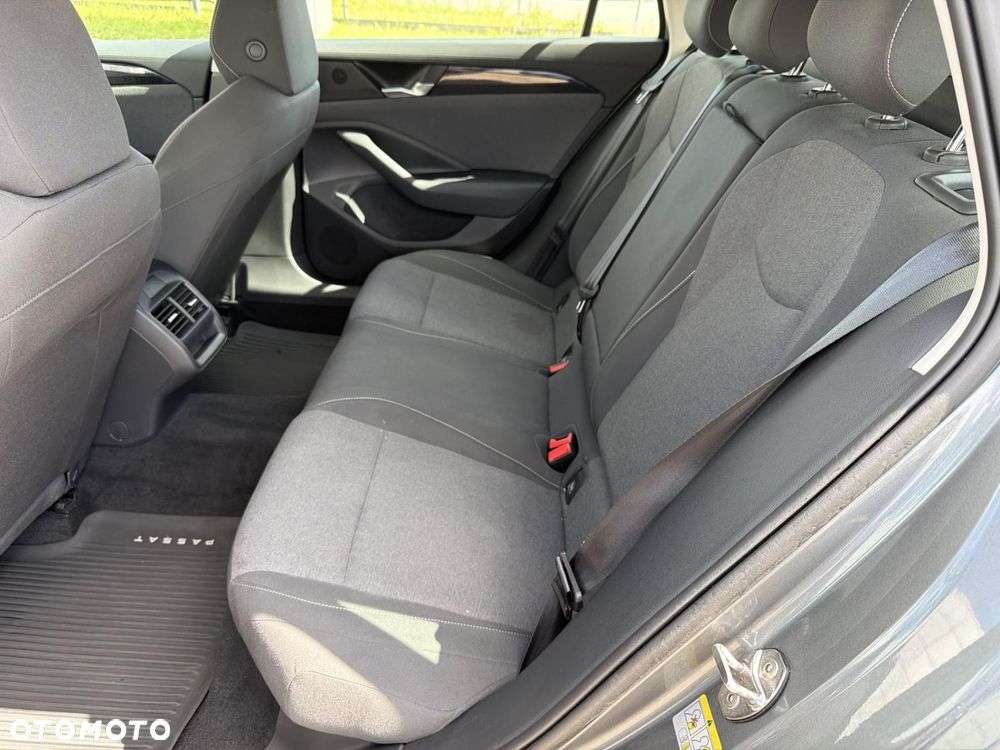 Volkswagen Passat - 17