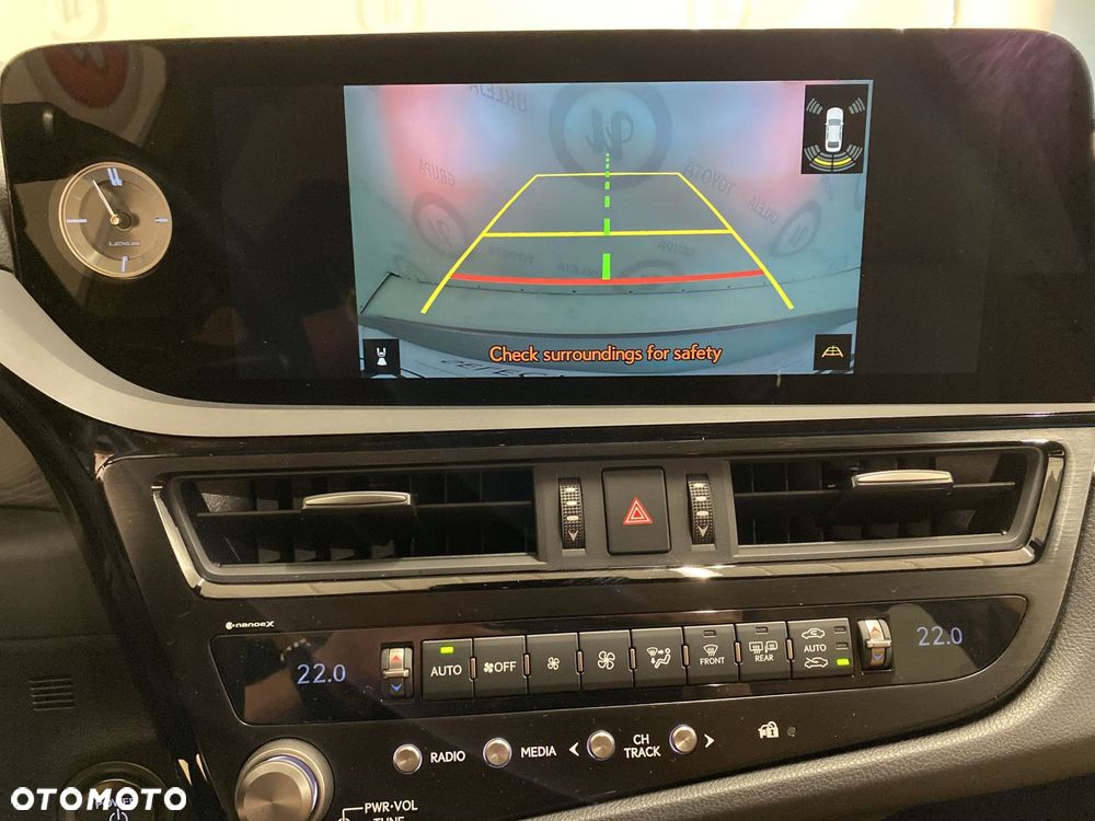 Lexus ES 300h F Sport Design - 16