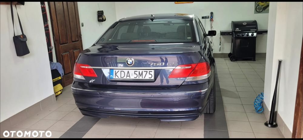 BMW Seria 7 750i L - 12