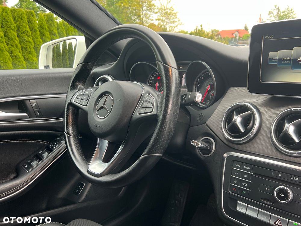 Mercedes-Benz CLA 200 7G-DCT UrbanStyle Edition - 29
