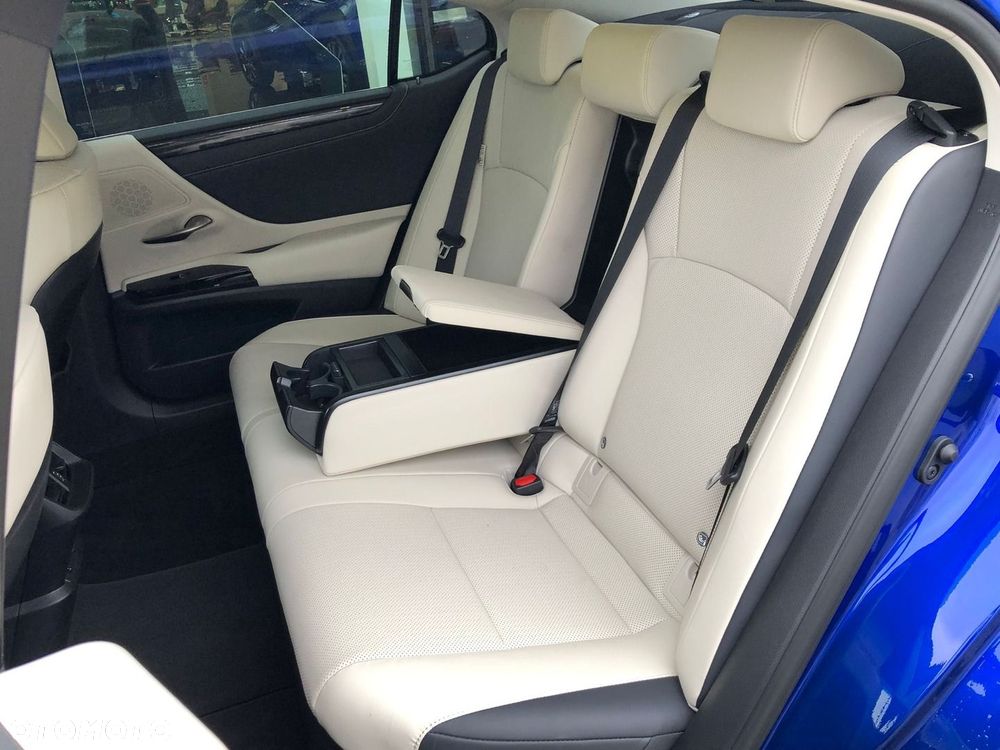 Lexus ES 300h F Sport Design - 8