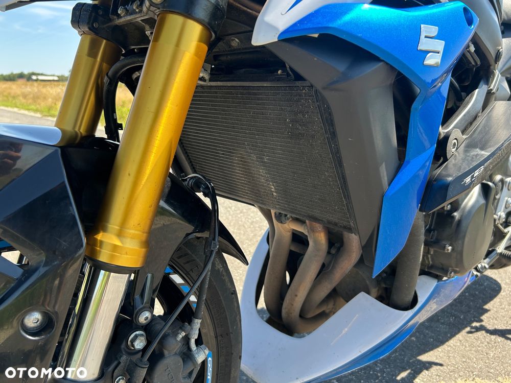 Suzuki GSR - 14