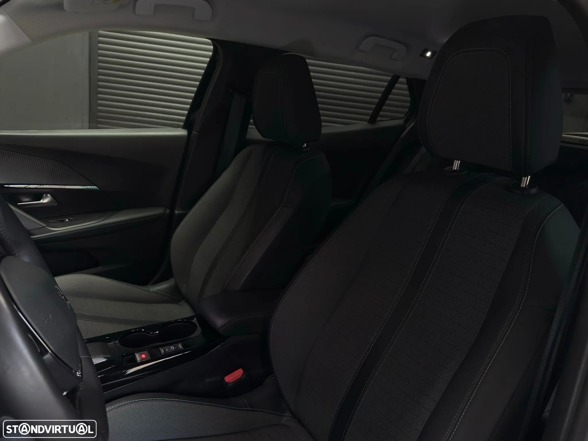 Peugeot e-2008 50 kWh Allure Pack - 23