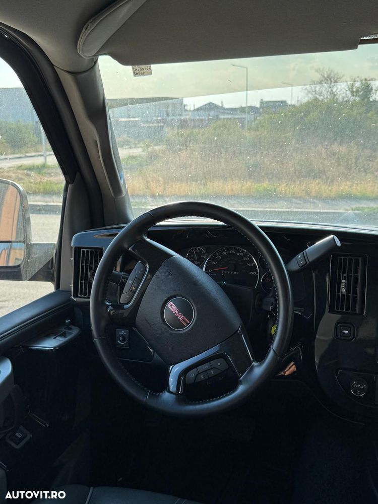 GMC Savana - 17
