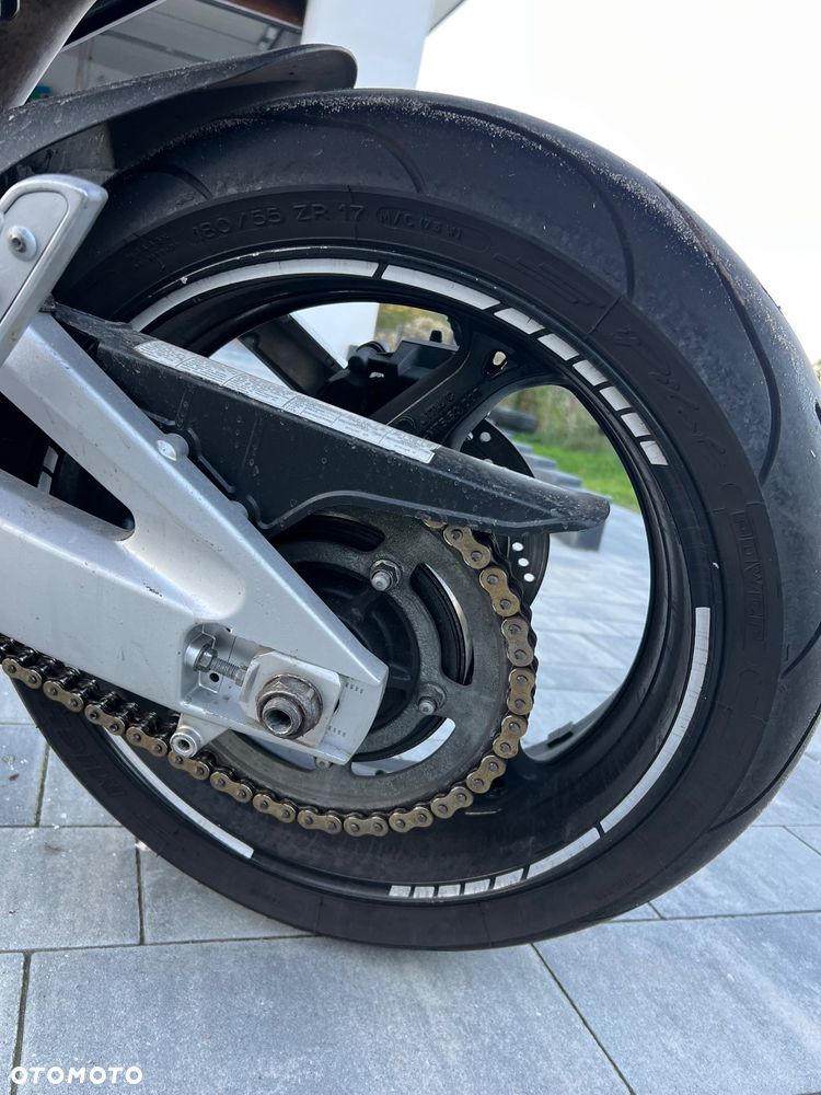 Suzuki GSR - 8