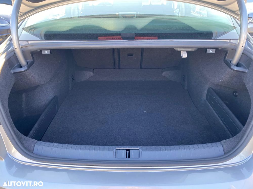 Volkswagen Passat - 13