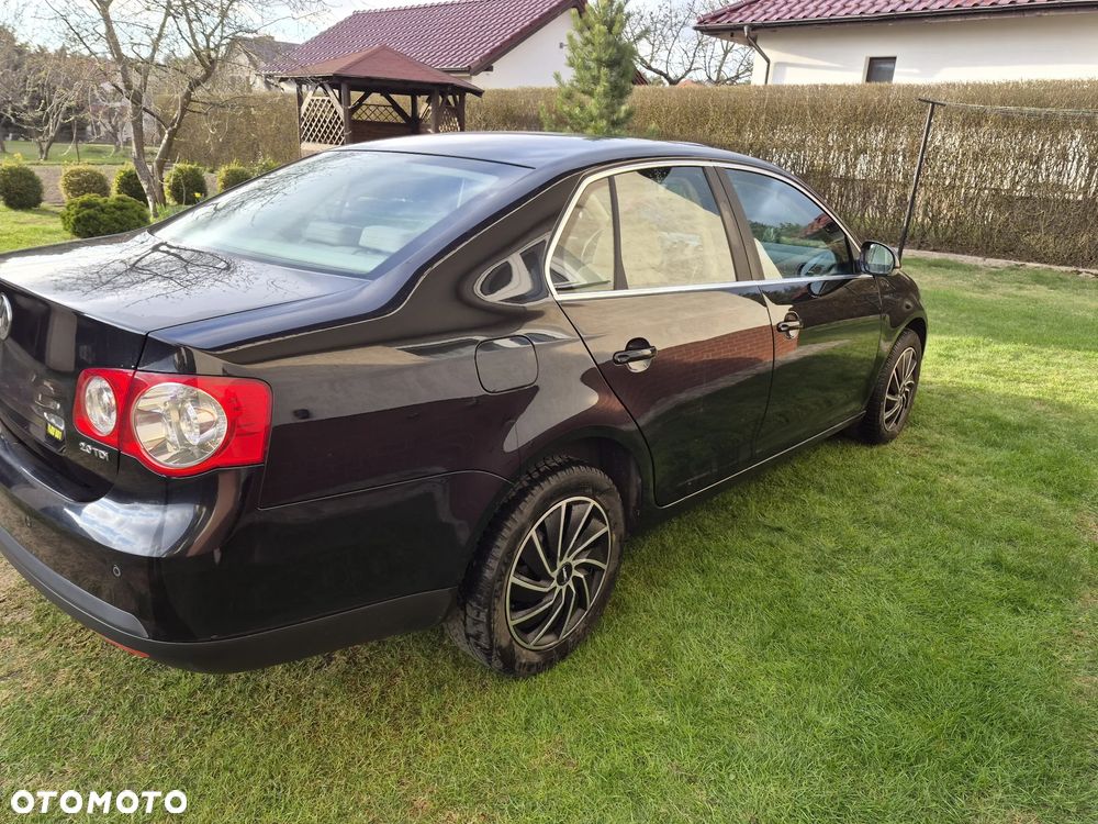 Volkswagen Jetta 2.0 TDI Comfortline DSG - 4