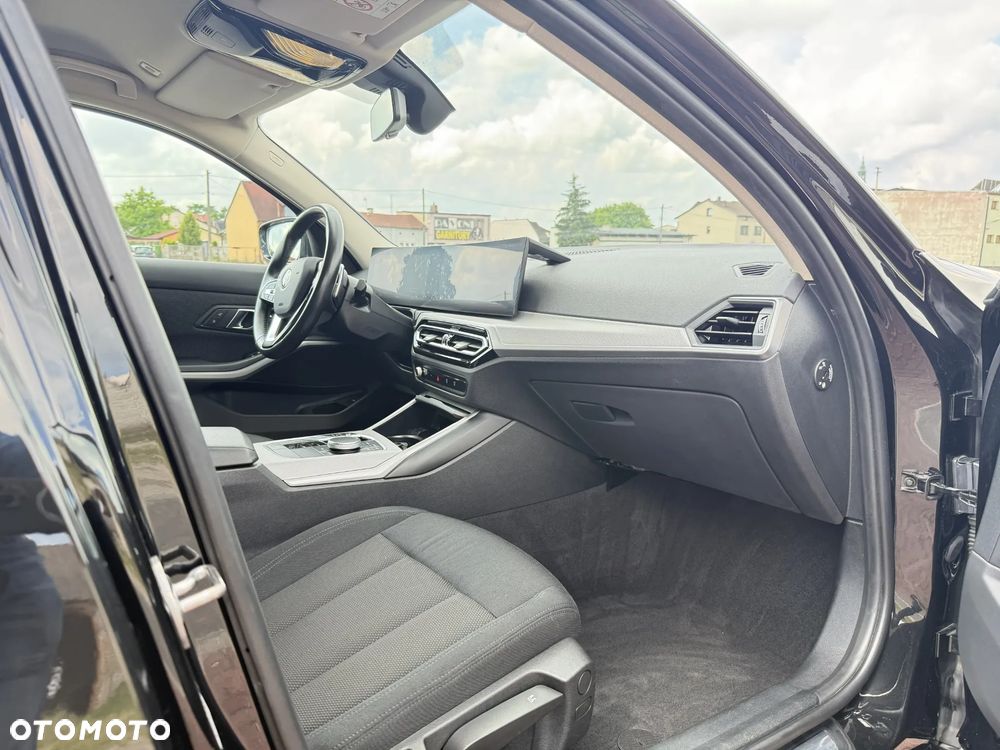 BMW Seria 3 318d mHEV - 25