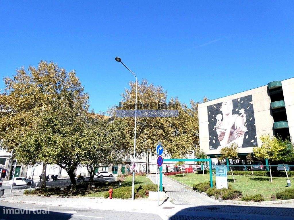 Excelente apartamento T2, com varanda e 2 lugares de garagem. Portu... - Grande imagem: 3/9