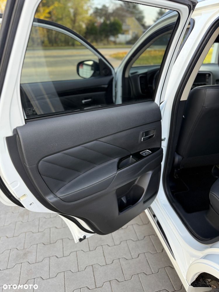 Mitsubishi Outlander PHEV Instyle NAVI + - 23