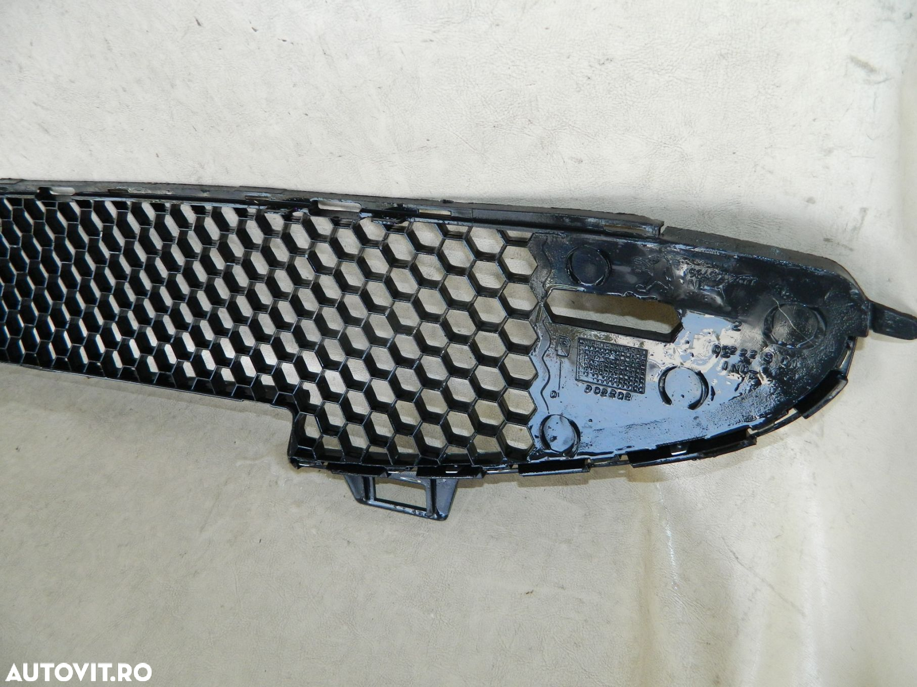 Grila intre proiectoare Peugeot 206, 2002, 2003, 2004, 2005, 2006, ,  cod origine OE 9648292477 - 4