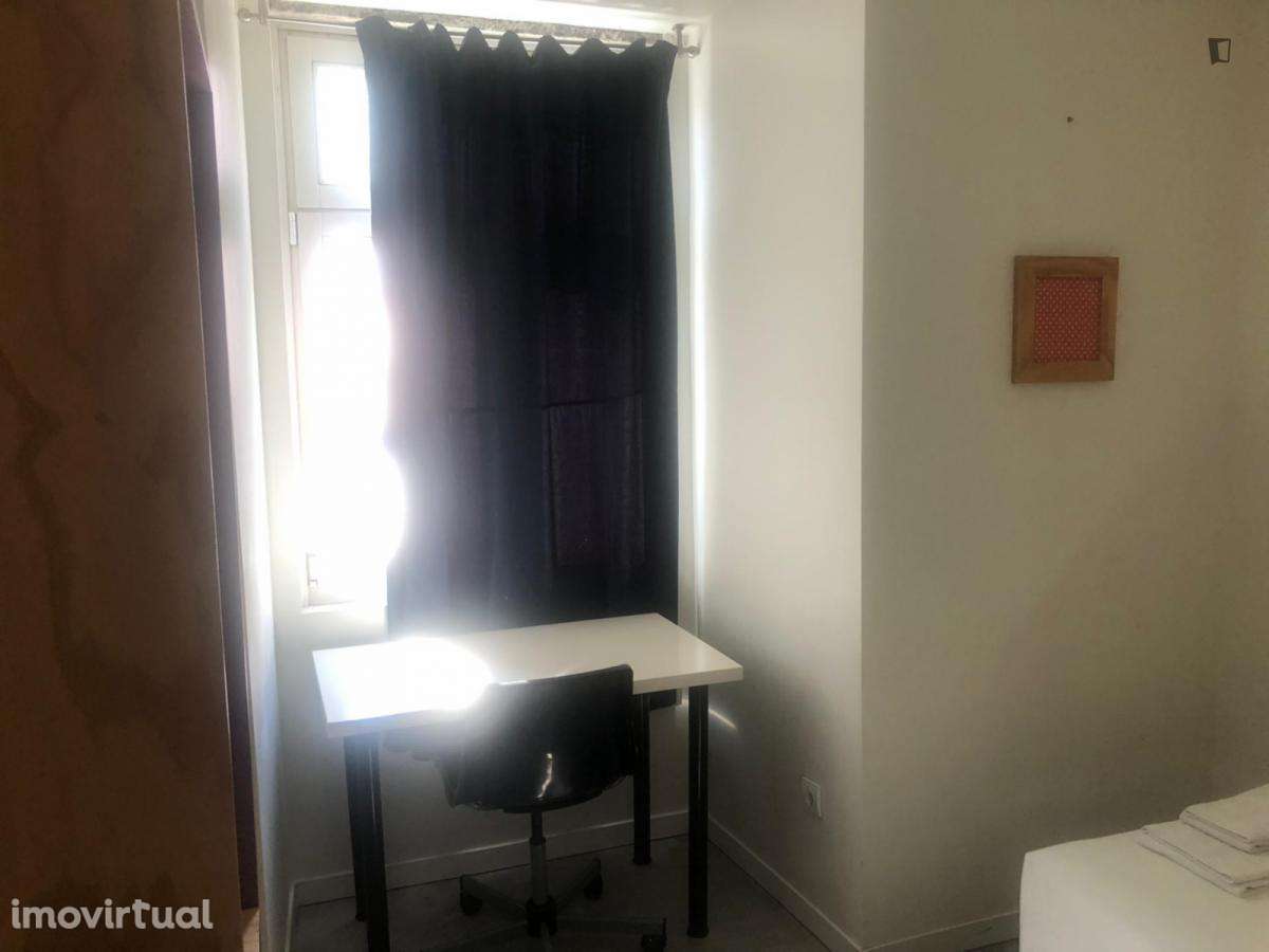 Quarto - localizado em Intendente Lisbon - Grande imagem: 4/12
