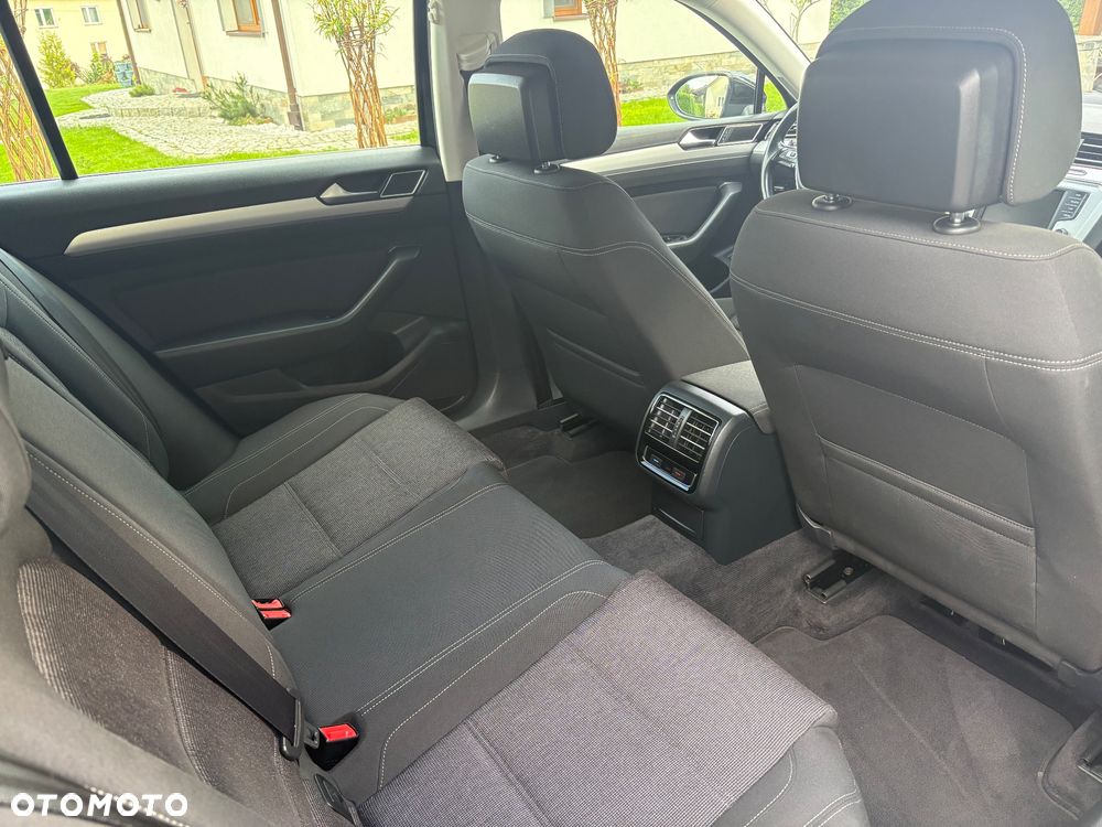Volkswagen Passat - 11