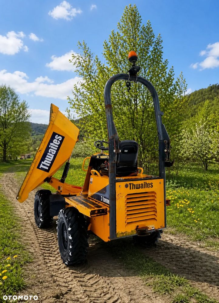 Thwaites MACH 573. Wozidło Budowlane-Rolnicze. Wózek z Obrotową Kolebą. 3 tony ładowność. 4x4. Silnik 3cylindry. Yanmar 36 KM. 1500 mtg. 2018 rok. Jazda 3 prędkości. Maszyna jak Nowa z Norweskiego Gospodarstwa! Ani deka luzów i wycieków! Pełny Oryginał. Hamulce brzytwa. Serwisy w DEKRA. Maszyna Woziła lekkie ładunki. Praktycznie zerowe zużycie. Wielka Okazja. Wszystko w pełnym Oryginale. Opony Oryginał w super stanie! - 2