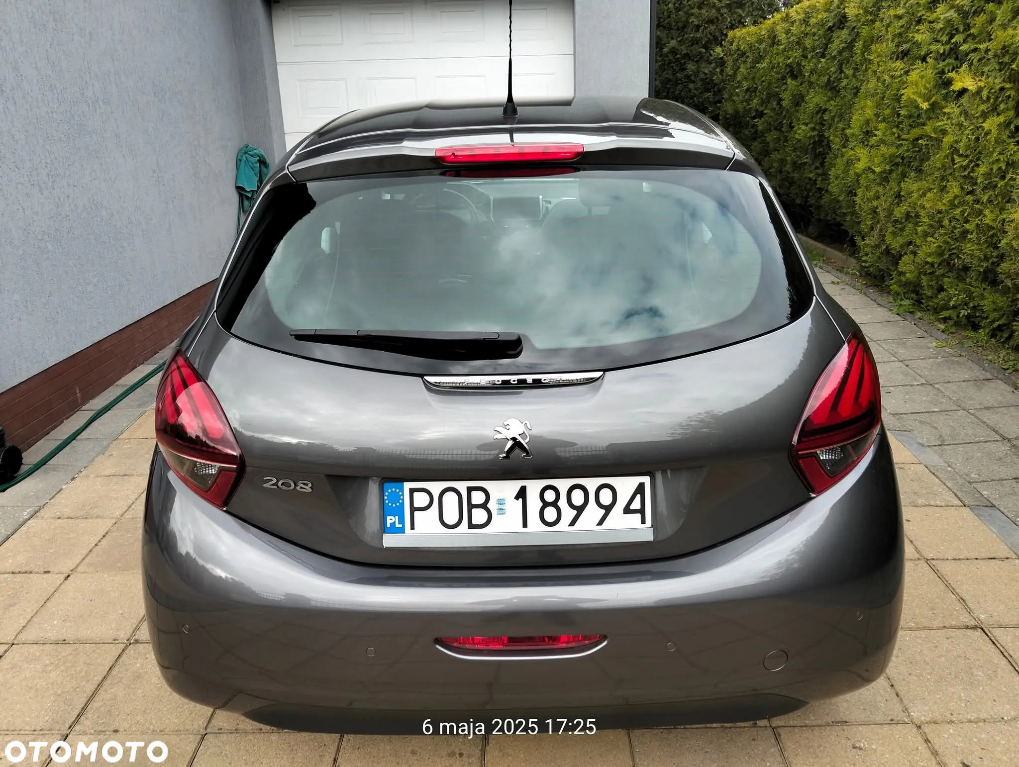 Peugeot 208 - 8