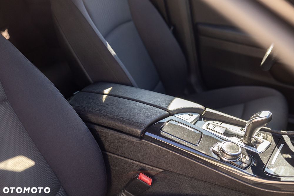 BMW Seria 5 525d - 33