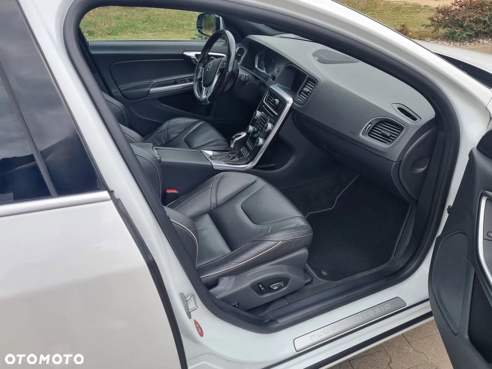 Volvo V60 D6 AWD Plug-in Hybrid R-Design Summum - 26