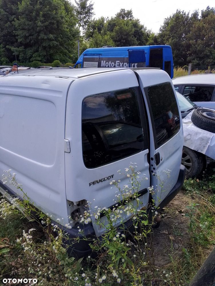 Peugeot Partner I (02-10r.) 1.4B 74KM. Silnik TU3JP Skrzynia Mecha 5 lakier EWP – Lakier biały BONQUISE. Cały na części. GWARANCJA !!! Przód Tył Zestaw Komplet Drzwi Klapa Zderzak Błotnik Maska Grill Atrapa Szyba Pas Lampa Lusterko Boczki Fotel Kanapa Kokpit Deska Rozdzielcza Przełącznik Włącznik Sterownik Przewody Wiązka Instalacja Moduł Komputer Czujnik Listwa Pompa Alternator Wtryski Głowica Rozrusznik Kompresor Sprzęgło Dwumas Silnik Skrzynia ABS Klimatyzacji Paliwa Wspomagania Kolektor Turbina Przepustnica Zawór Chłodnica Koło Hak Belka Sanki Zawieszenie Mcpherson Półoś Amortyzator Wydech Tłumik Zacisk Most - 6