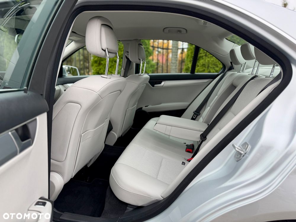 Mercedes-Benz Klasa C 200 T Avantgarde Edition - 16