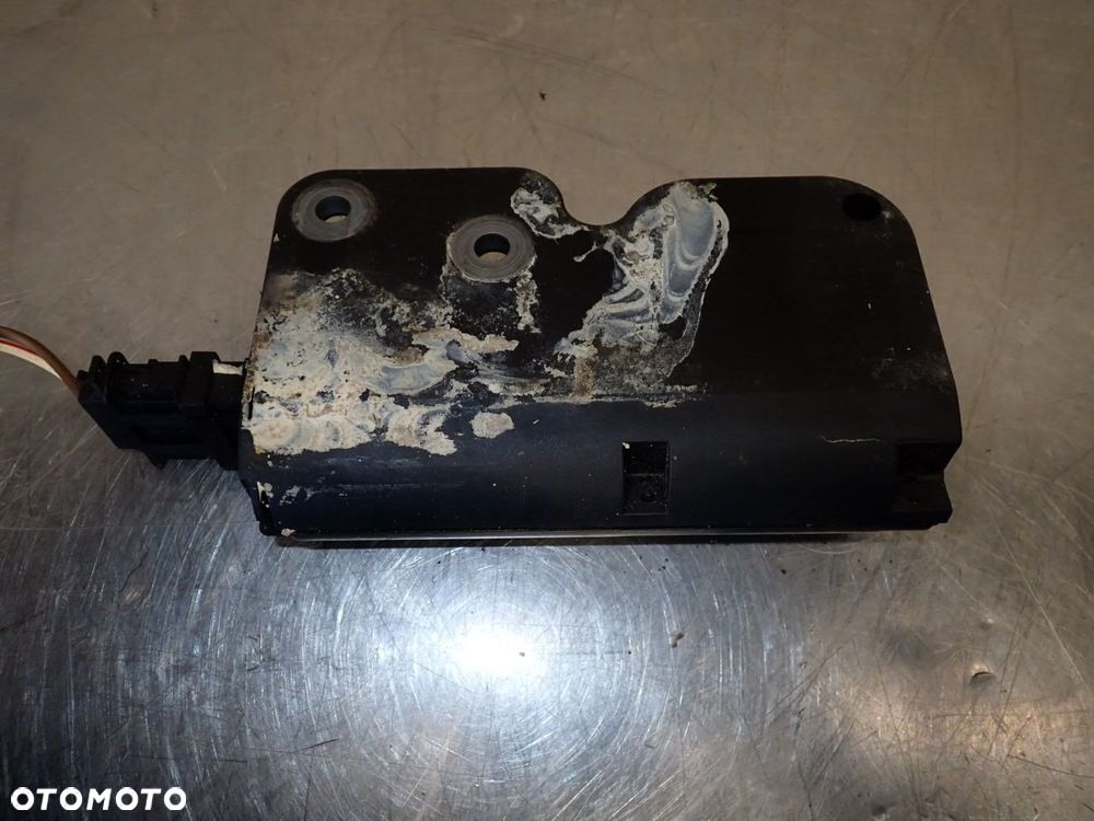 ZAMEK KLAPY BAGAŻNIKA VOLKSWAGEN TOUAREG 5.0 7L0827511 - 2