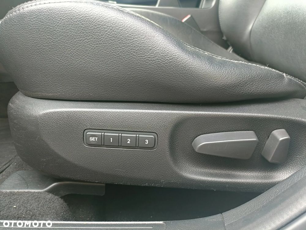 Mazda 3 2.0 Exclusive + - 29