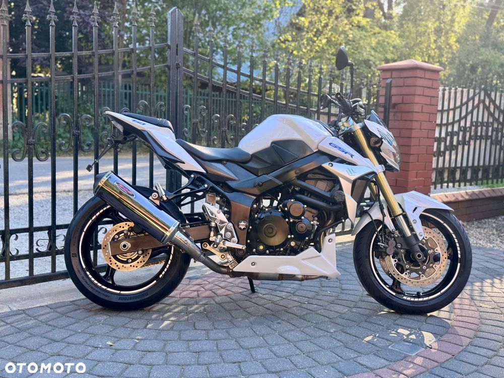 Suzuki GSR - 4