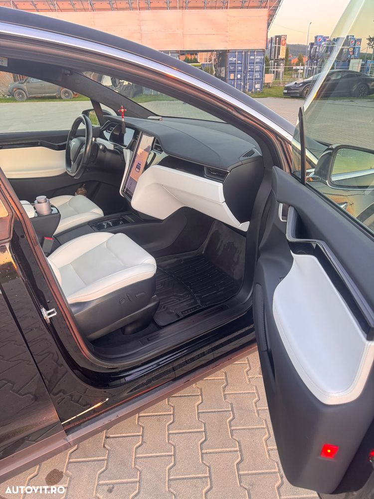 Tesla Model X - 29