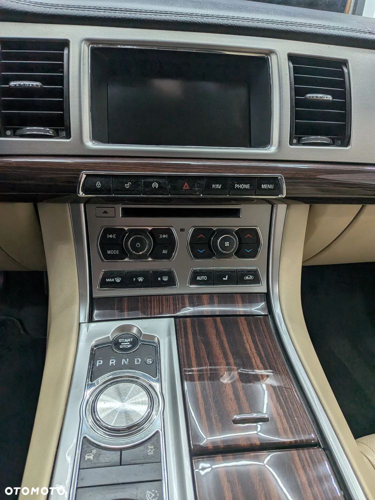 Jaguar XF 2.2 D Portfolio - 18