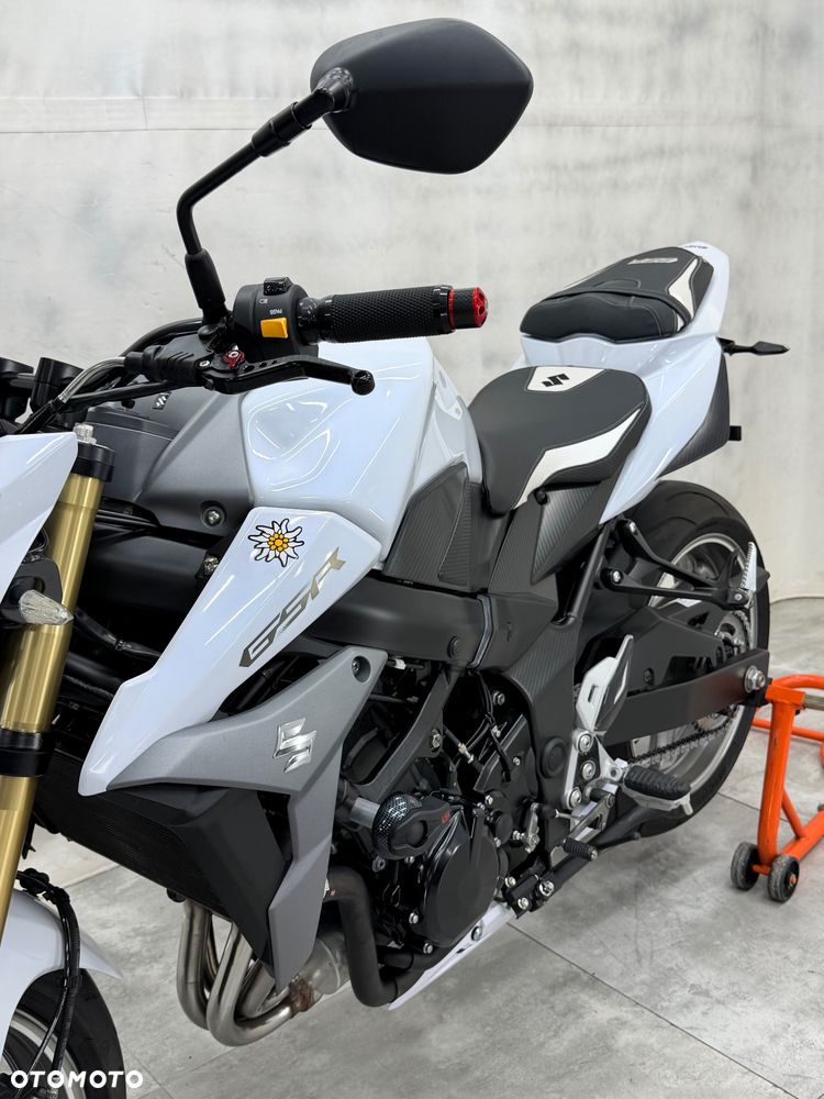 Suzuki GSR - 25