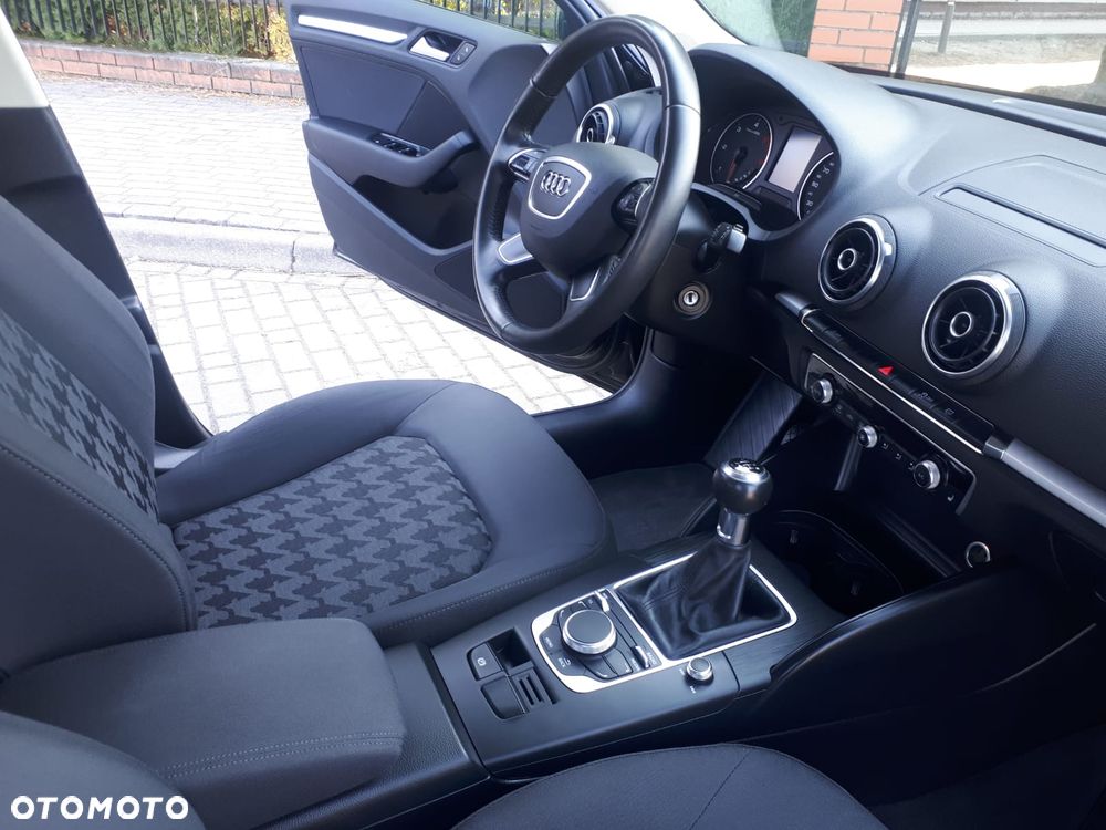 Audi A3 Sportback 1.6 TDI DPF Ambiente - 17