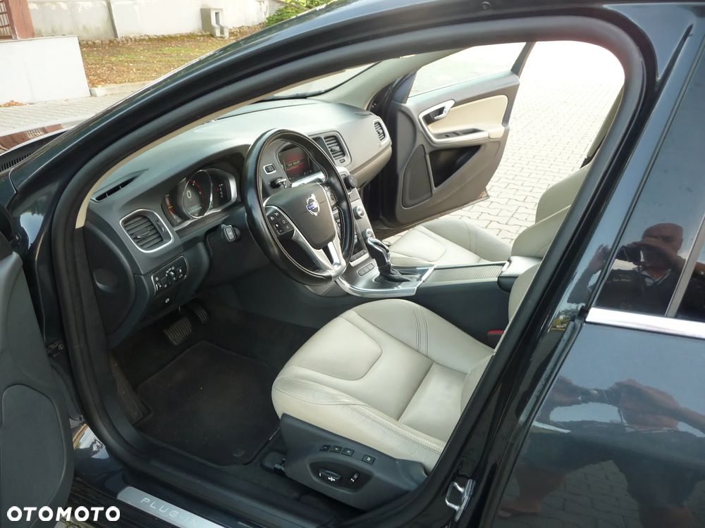 Volvo V60 D6 AWD Plug-in Hybrid Momentum - 7