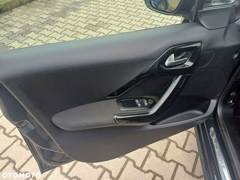 Peugeot 208 - 23
