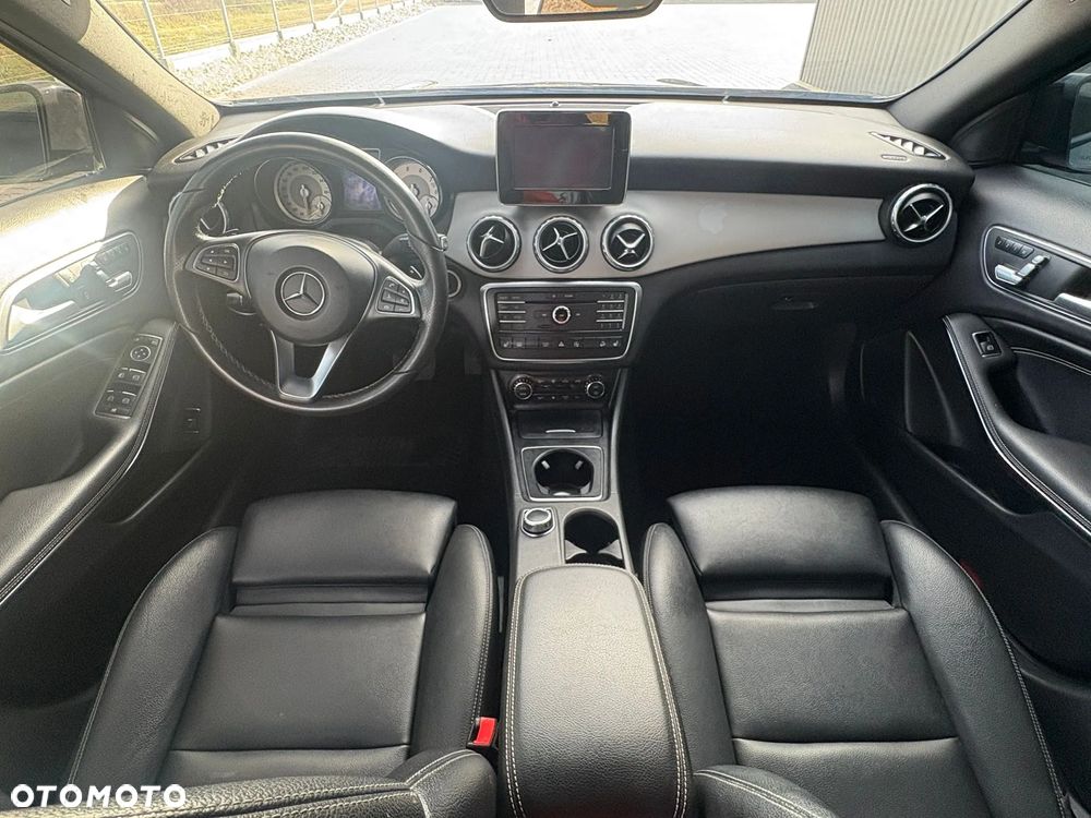 Mercedes-Benz GLA 250 4Matic 7G-DCT - 14