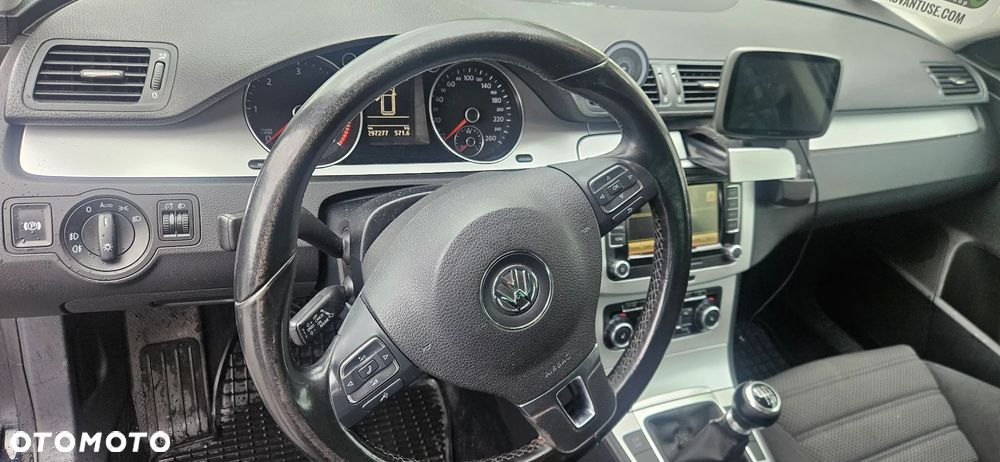 Volkswagen Passat 1.6 TDI DPF BlueMotion Technology Comfortline - 20
