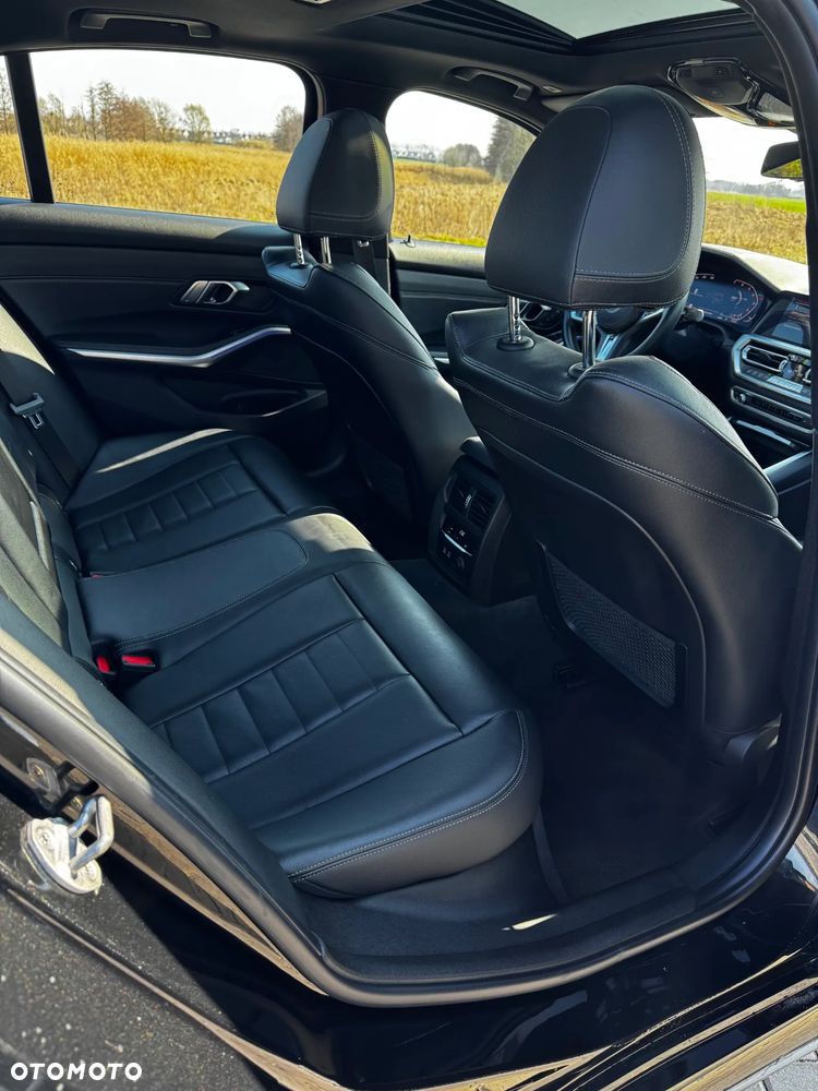 BMW Seria 3 330i M Sport sport - 17