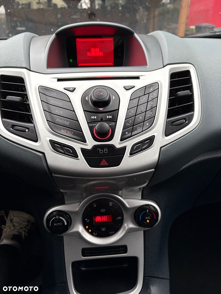 Ford Fiesta 1.6 TDCI Champions Edition - 28