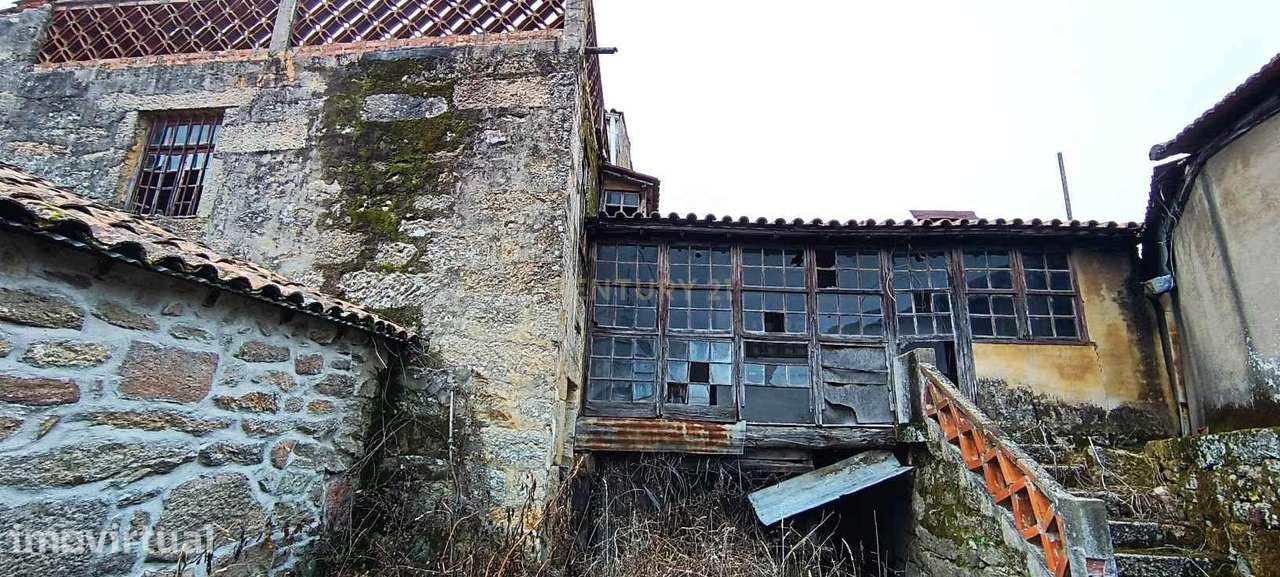 Casa com pátio e garagem para vários carros no centro da aldeia. - Grande imagem: 5/16