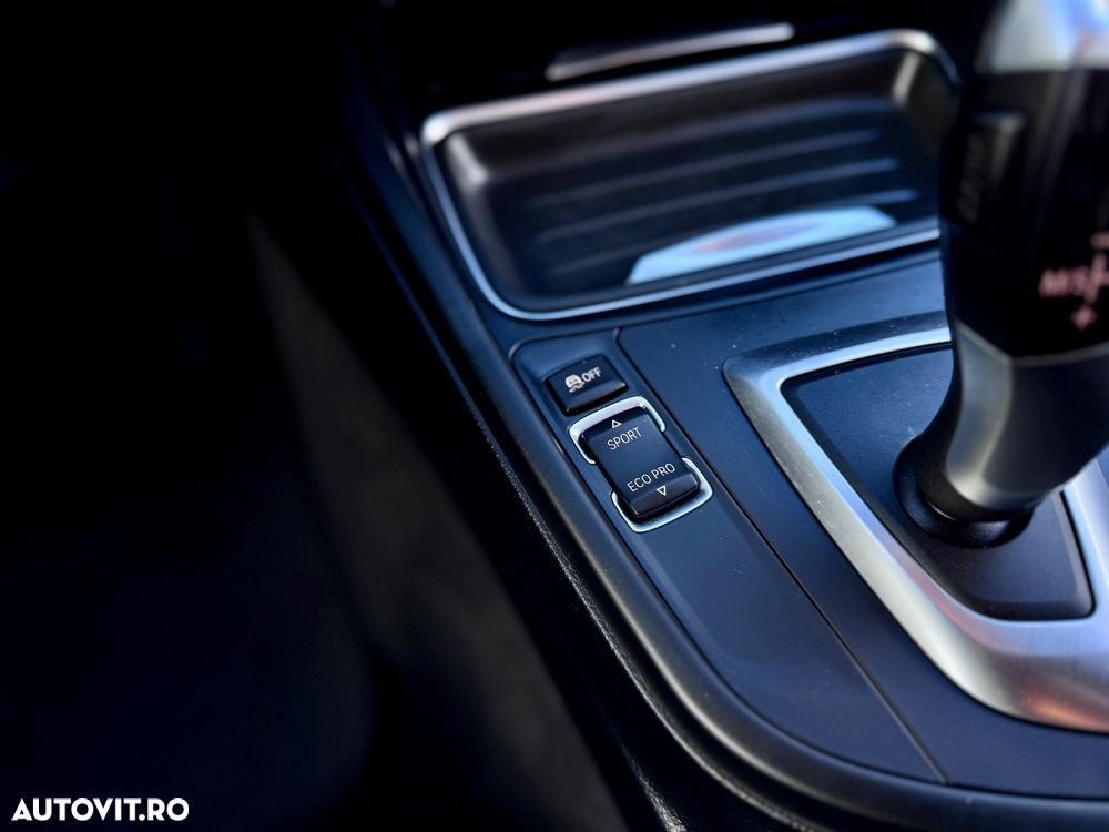 BMW Seria 3 320d Aut. Sport Line - 29