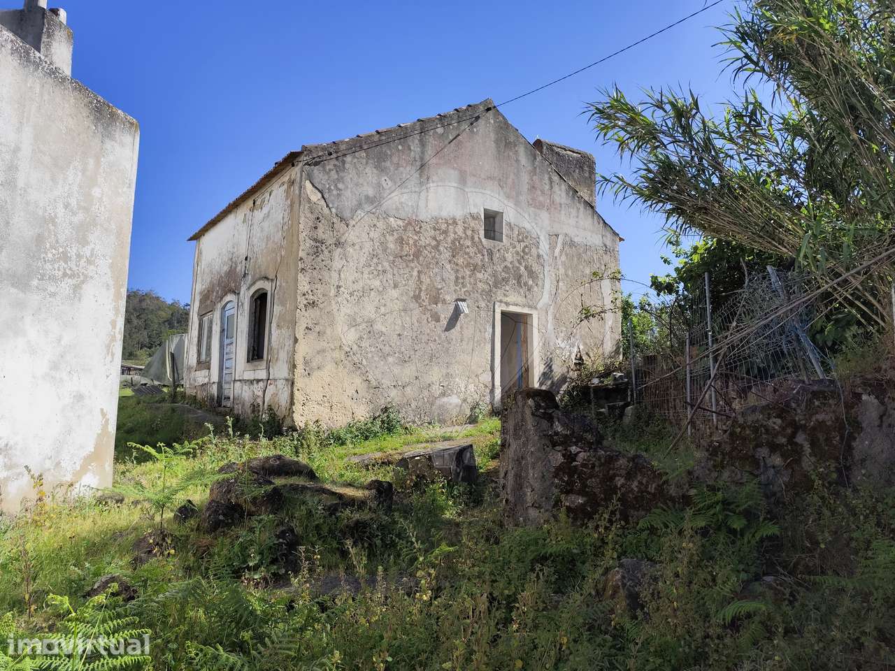 Moradia em ruína num terreno com 4.830 m² a poucos kms da Nazaré - Grande imagem: 3/13