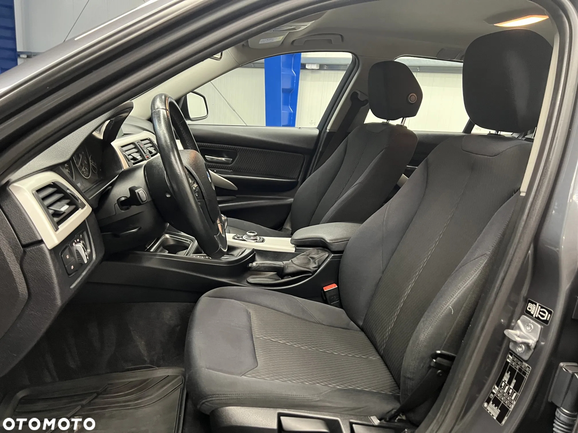 BMW Seria 3 318d DPF Touring - 22