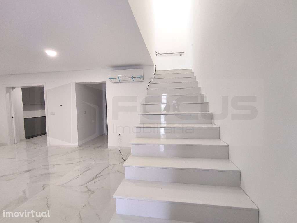 Moradia T4, nova, no coração da Histórica Vista Alegre - Grande imagem: 2/29