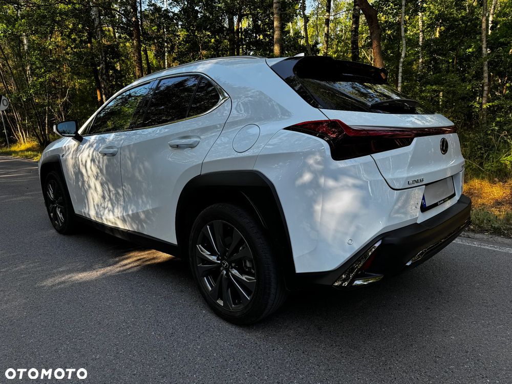 Lexus UX 300h F Sport Design - 4